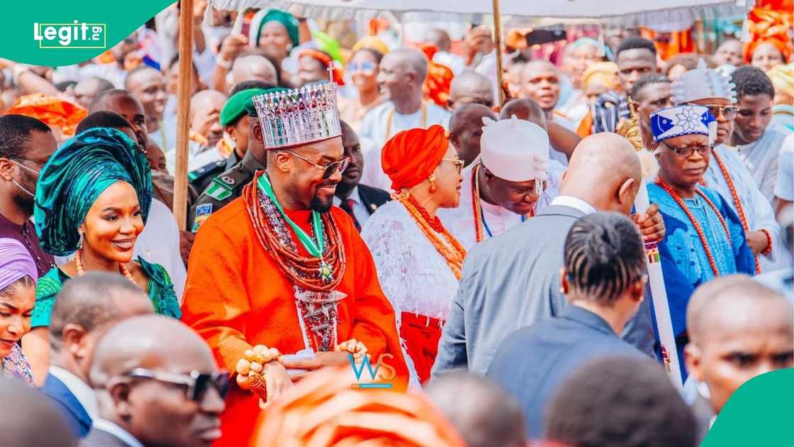 The moment that the Olu of Warri, Ooni of Ife and First Lady Oluremi Tinubu walked down the street of Warri in Delta State.