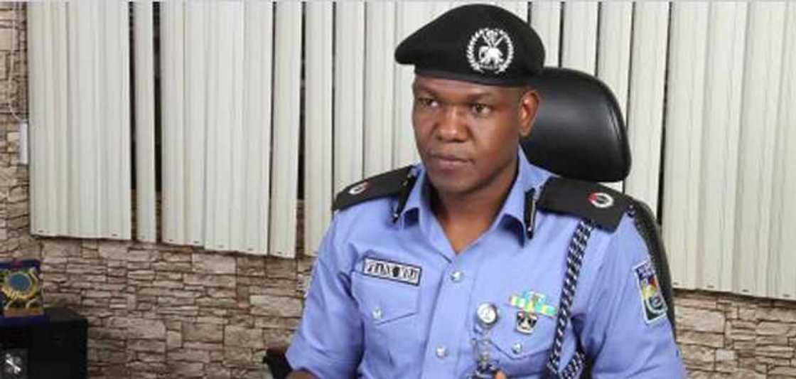 Alburusai 818 cikin shinkafa: Wasu mata 3 sun fada komar Yan sanda (Bidiyo) Alburusai 818 cikin shinkafa: Wasu mata 3 sun fada komar Yan sanda (Bidiyo)