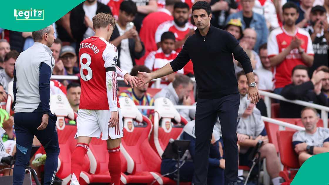 Martin Odegaard, Mikel Arteta, Arsenal, Leeds United, Emirates Stadium, London, England, Premier League, Odegaard walks off injured. Martin Odegaard, Mikel Arteta, Arsenal, Leeds United, Emirates Stadium, London, England, Premier League, Odegaard walks off injured.