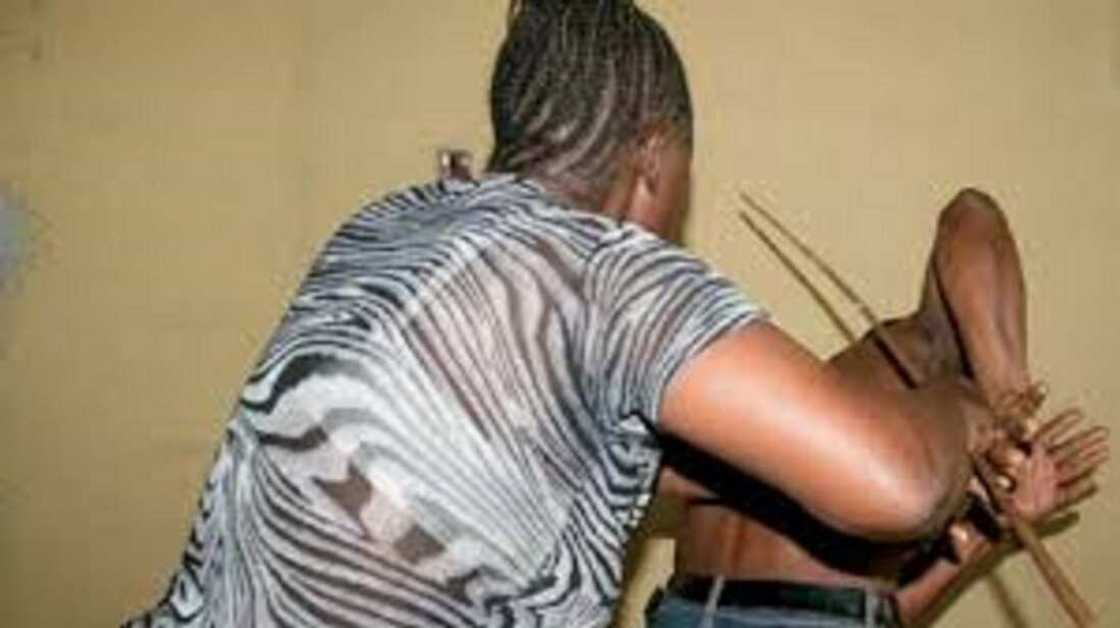 Kotu ta raba aure saboda mata da yara suna lakaɗawa miji duka Kotu ta raba aure saboda mata da yara suna lakaɗawa miji duka