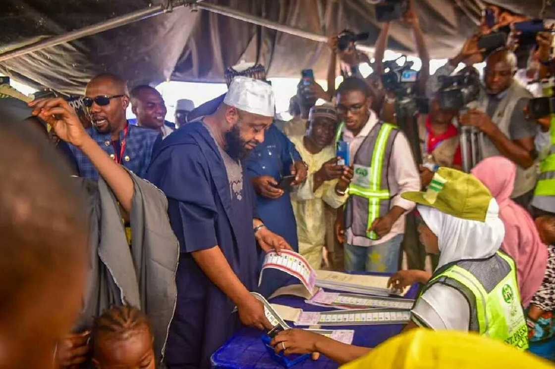 Dan takarar gwamnan APC a Neja yana kada kuri'arsa Dan takarar gwamnan APC a Neja yana kada kuri'arsa