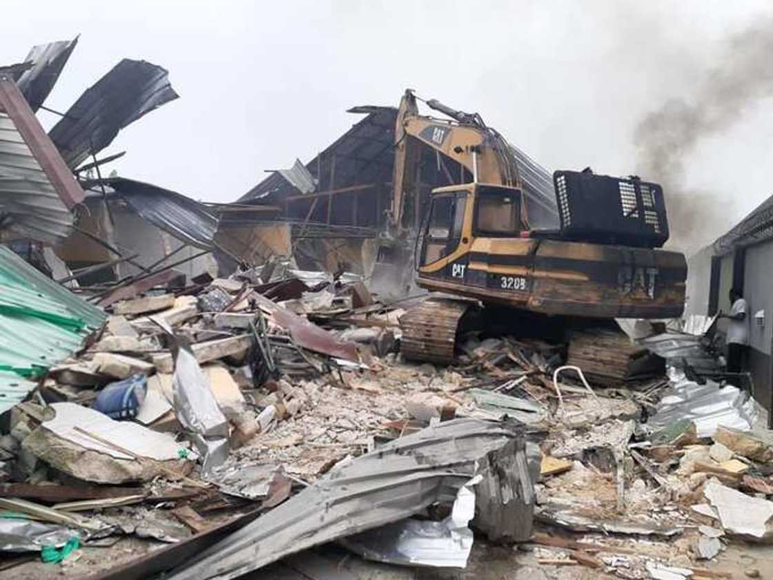 Wike ya jagoranci rushe wasu manyan Otal 2 da suka karya dokar kulle a Fatakwal (Hotuna) Wike ya jagoranci rushe wasu manyan Otal 2 da suka karya dokar kulle a Fatakwal (Hotuna)