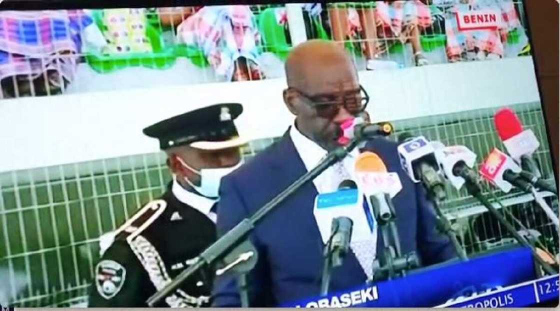 Dogarin Gwamna Obaseki ya yanke jiki ya fadi a wajen bikin rantsar da shi (bidiyo) Dogarin Gwamna Obaseki ya yanke jiki ya fadi a wajen bikin rantsar da shi (bidiyo)