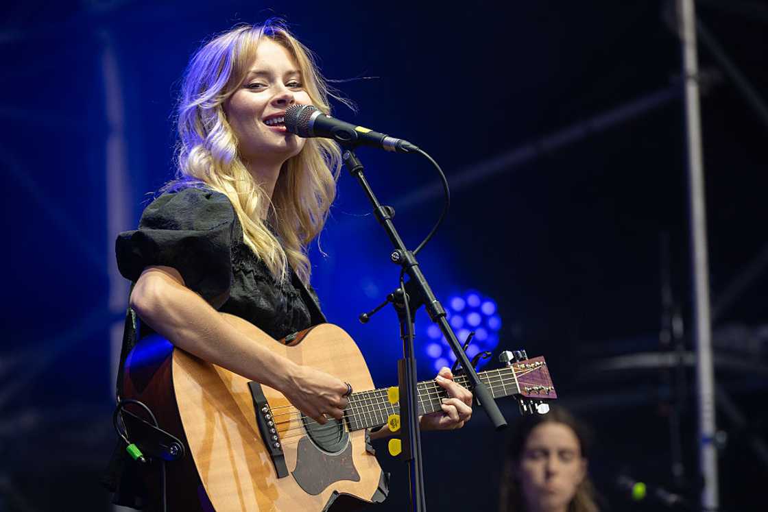 Nina Nesbitt performs at a concert Nina Nesbitt performs at a concert