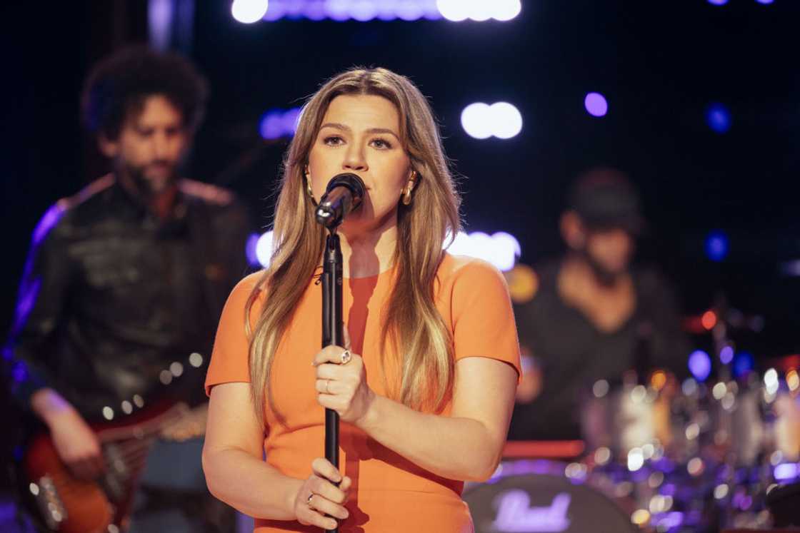 Kelly Clarkson performs on a show