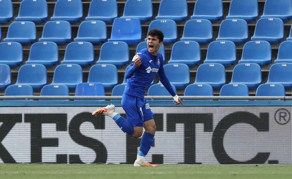 Carles Alena leaves Carles Alena leaves