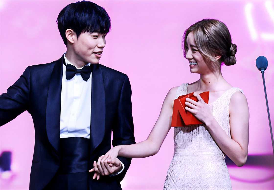 Ryu Jun-yeol and Lee Hye-ri hold hands during an awards ceremony Ryu Jun-yeol and Lee Hye-ri hold hands during an awards ceremony
