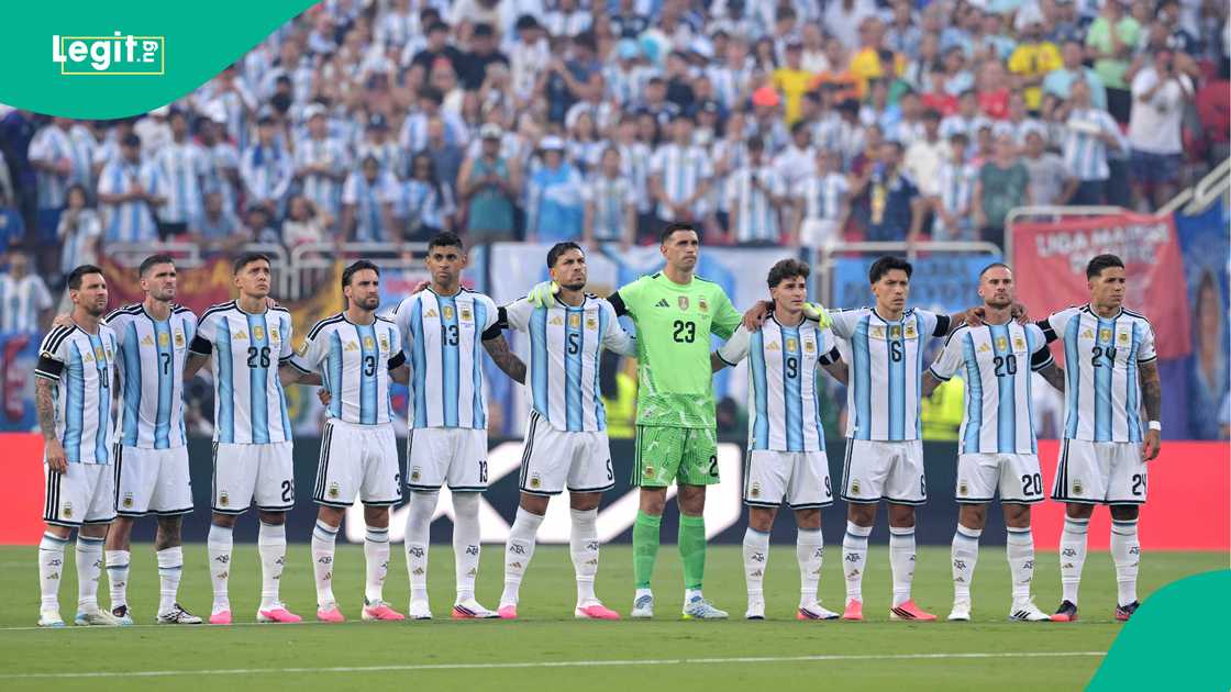 Argentina's players observe a minute of silence in honor of South Africa's midfielder Jayden Adams. Photo by JUAN MABROMATA Argentina's players observe a minute of silence in honor of South Africa's midfielder Jayden Adams. Photo by JUAN MABROMATA