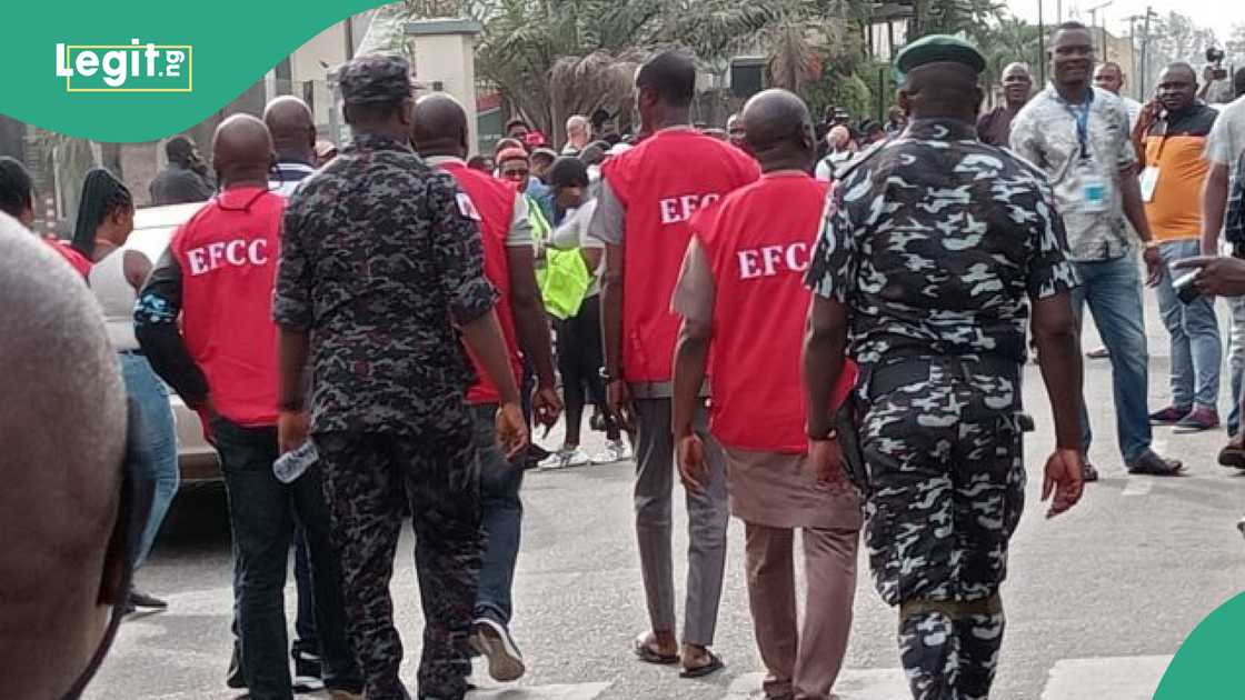 EFCC boss, Ola Olukoyede, exposes how internet fraudsters known as yahoo yahoo boys allegedly steal billions for Nigerian politicians EFCC boss, Ola Olukoyede, exposes how internet fraudsters known as yahoo yahoo boys allegedly steal billions for Nigerian politicians