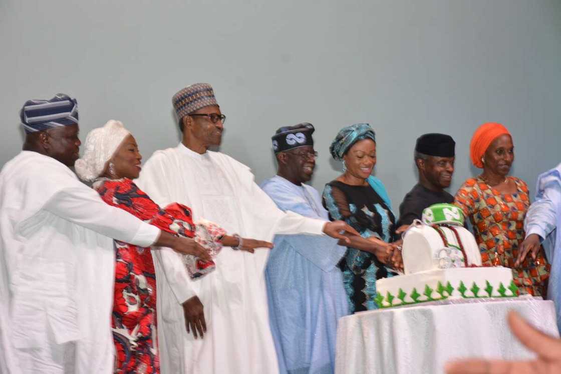 Rashin Tsaro: Ku ɗauki Matasa Masu Ɗanyen jini 50 Miliyan aikin Soja, Tinubu ga Gwamnatin Tarayya Rashin Tsaro: Ku ɗauki Matasa Masu Ɗanyen jini 50 Miliyan aikin Soja, Tinubu ga Gwamnatin Tarayya