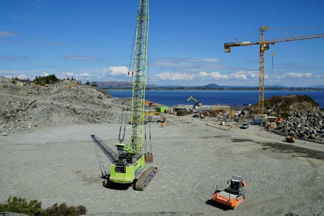 The future terminal in Oygarden is to pump liquefied carbon dioxide into cavities deep below the seabed The future terminal in Oygarden is to pump liquefied carbon dioxide into cavities deep below the seabed