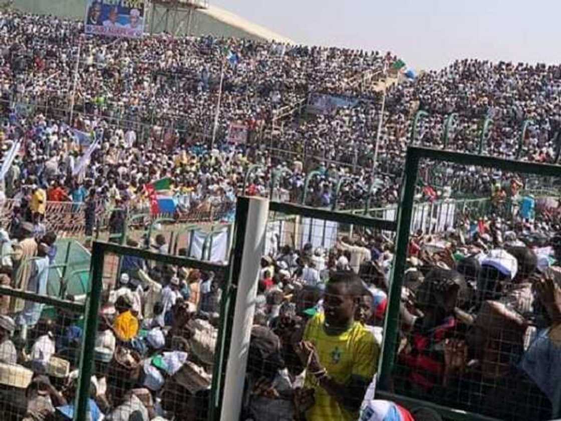 Yanzu Yanzu: Filin wasa na Sani Abacha ya zama babu masaka tsinke tun kafin isowar Buhari filin taro Yanzu Yanzu: Filin wasa na Sani Abacha ya zama babu masaka tsinke tun kafin isowar Buhari filin taro