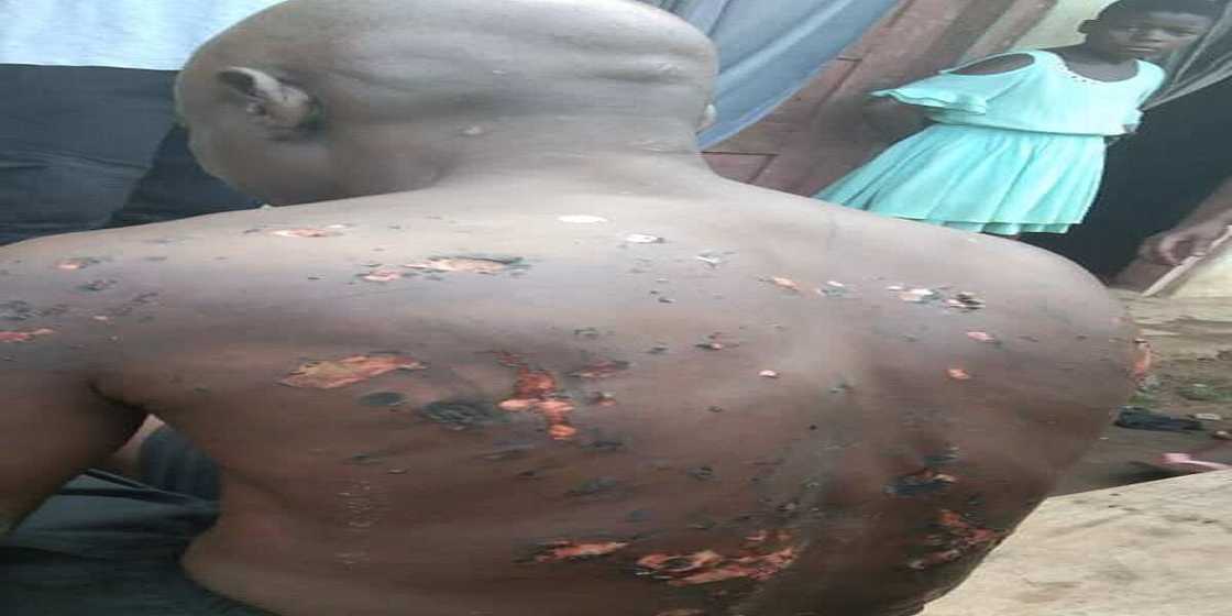 Hadimin gwamna ya kona makwabtansa da ya yi mugun mafarki da su (Hotuna) Hadimin gwamna ya kona makwabtansa da ya yi mugun mafarki da su (Hotuna)