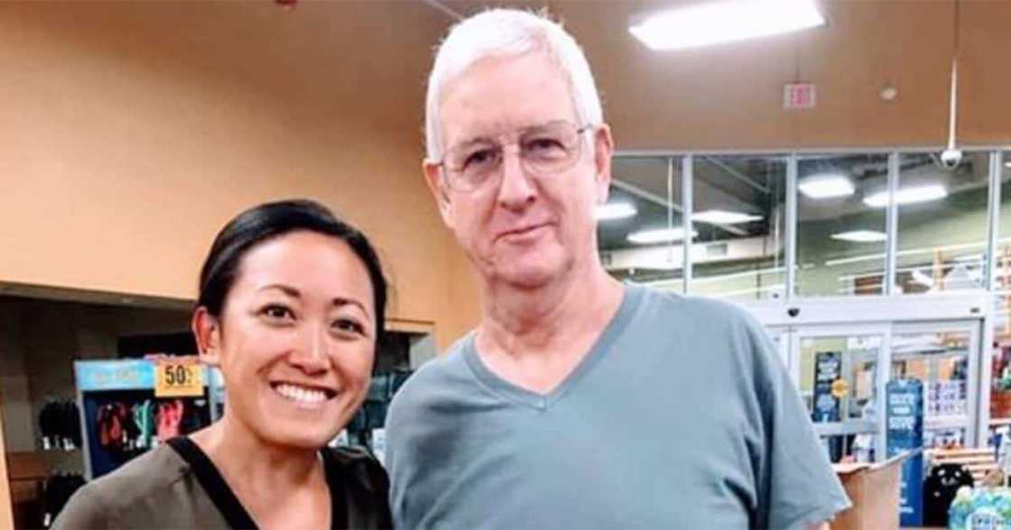 A stranger paid Becky Loos's shopping. A stranger paid Becky Loos's shopping.