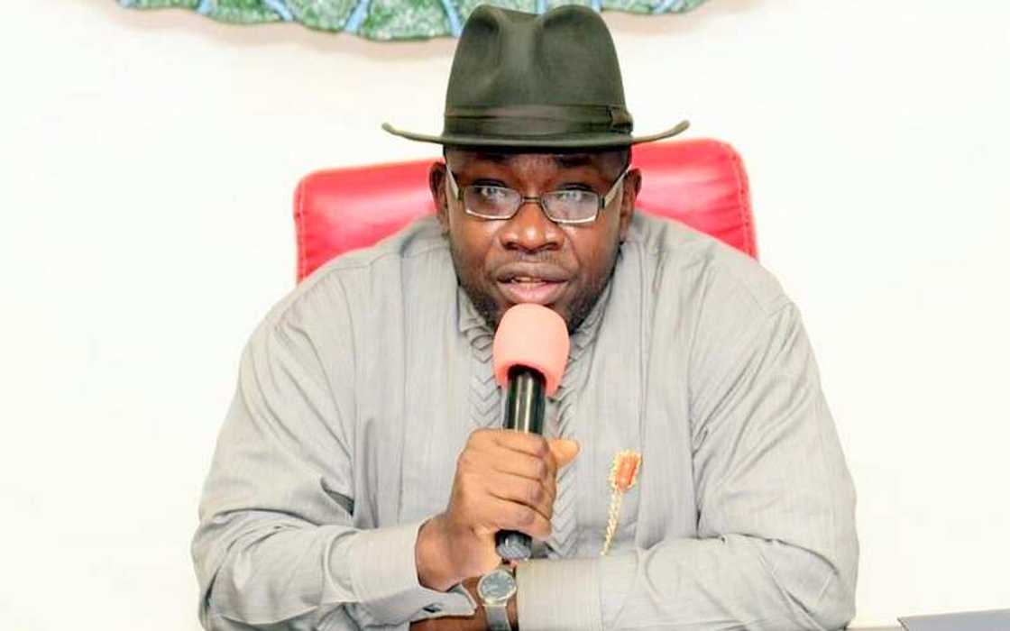 Tsohon Gwamnan Bayelsa ya fadi hanyar da Buhari zai yi maganin matsalolin kasar nan Tsohon Gwamnan Bayelsa ya fadi hanyar da Buhari zai yi maganin matsalolin kasar nan