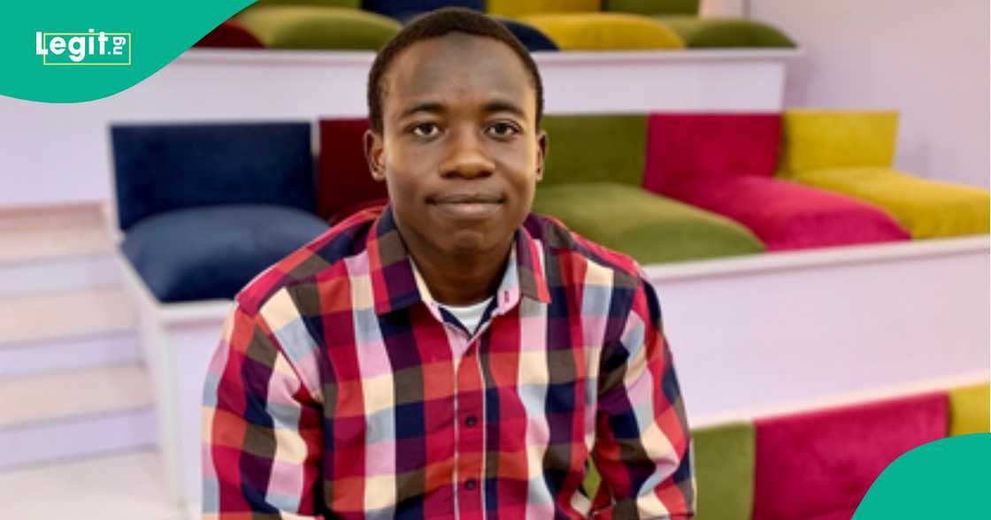 Young man who graduated with 4.89 CGPA shows up at company with his CV and asks to see manager Young man who graduated with 4.89 CGPA shows up at company with his CV and asks to see manager