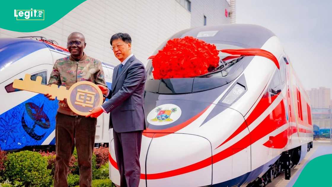 Babajide Sawo-Olu a wajen jirgin kasan Legas