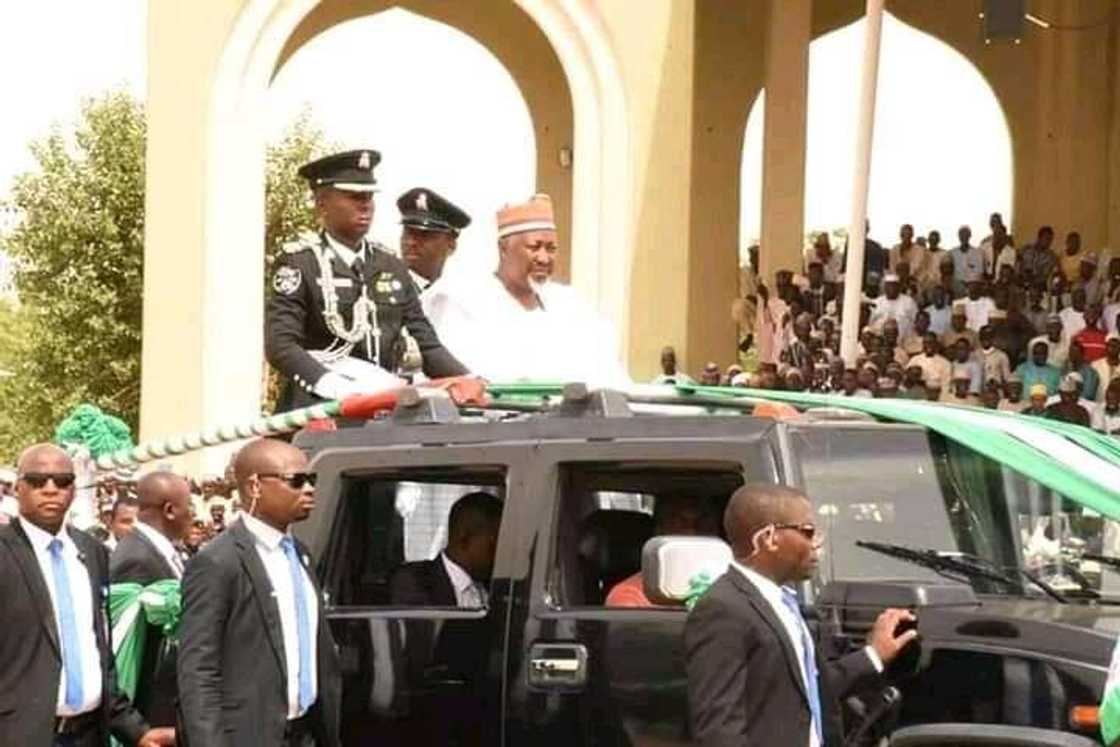 Tsofin gwamoni 4 a mulkin soji sun halarci bikin rantsar da Badaru a jihar Jigawa Tsofin gwamoni 4 a mulkin soji sun halarci bikin rantsar da Badaru a jihar Jigawa