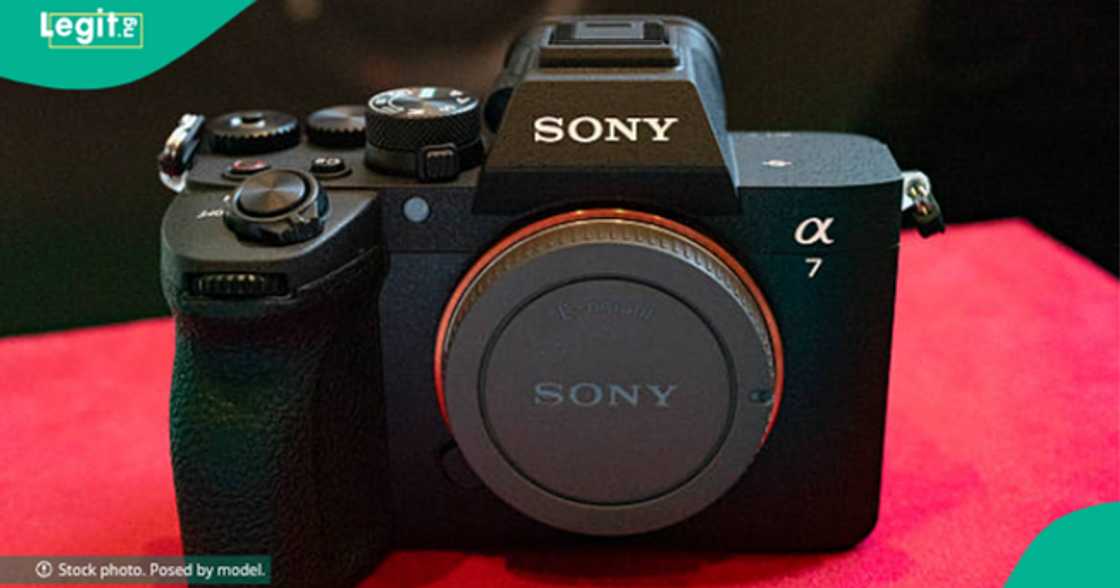 Oyinbo man says his Nigerian girlfriend always wants pictures.