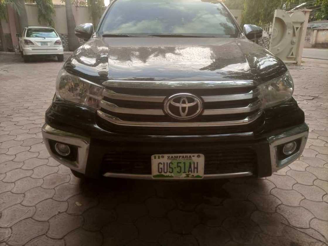 Yadda 'yan sanda suka kama motar shugaban APC a jihar Zamfara Yadda 'yan sanda suka kama motar shugaban APC a jihar Zamfara