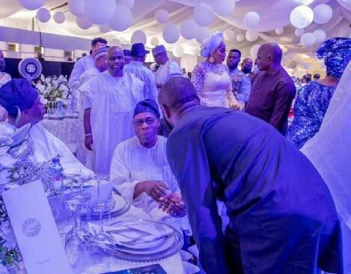 Hotunan Seyi Tinubu yana zantawa da Dangote, Osinbajo da Obasanjo a bazden mahaifiyar Otedola Hotunan Seyi Tinubu yana zantawa da Dangote, Osinbajo da Obasanjo a bazden mahaifiyar Otedola