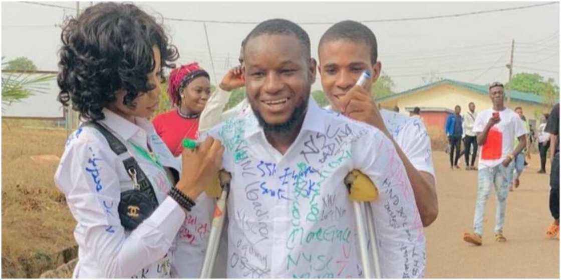 Man Who Lost 1 leg after He was Hit by Stray Bullet during EndSARS Protest Graduates from School Man Who Lost 1 leg after He was Hit by Stray Bullet during EndSARS Protest Graduates from School