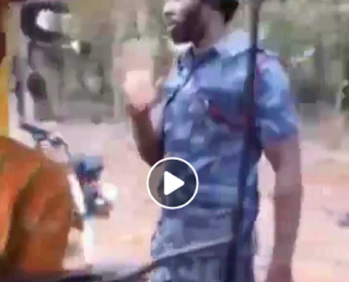 Bidiyon dan sanda ya ki karbar cin hanci, yana jan kunnen direban a kan bashi da yayi Bidiyon dan sanda ya ki karbar cin hanci, yana jan kunnen direban a kan bashi da yayi