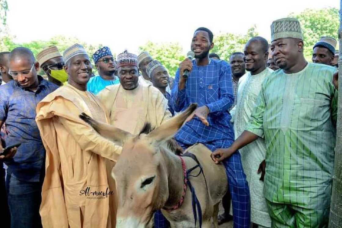 Hadimin Ganduje ya rabawa matasa jaki da sauran kayayyaki don tallafa musu