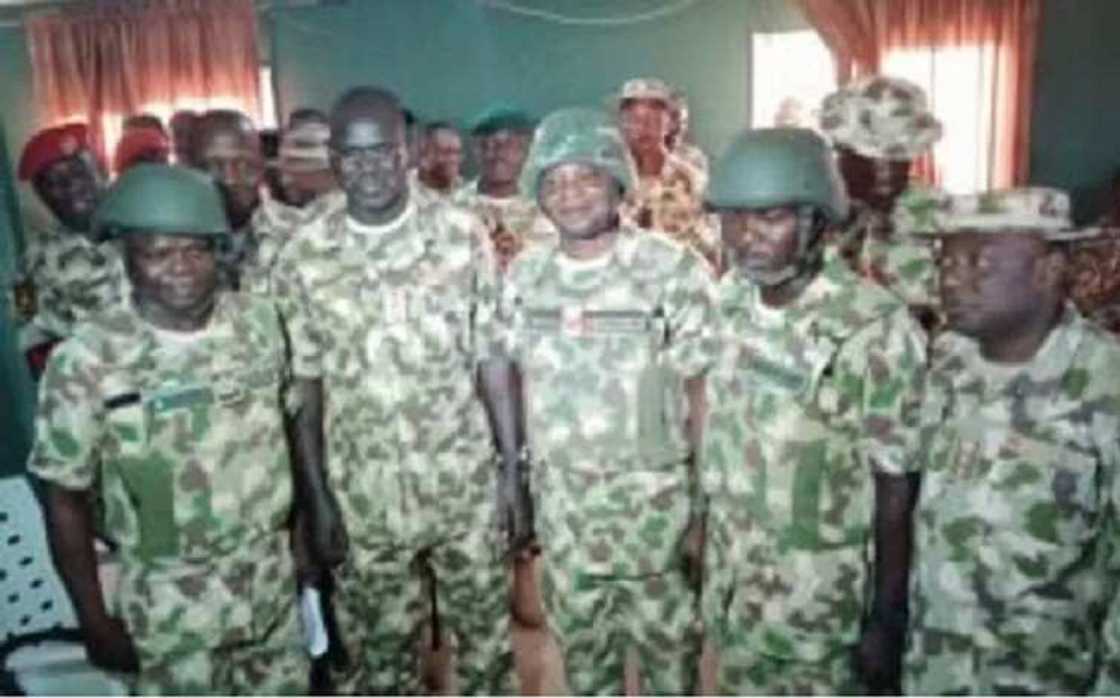 Buratai ya yi ma Sojoji 3 karin girma saboda jarumta da suka nuna a yaki da Boko Haram Buratai ya yi ma Sojoji 3 karin girma saboda jarumta da suka nuna a yaki da Boko Haram