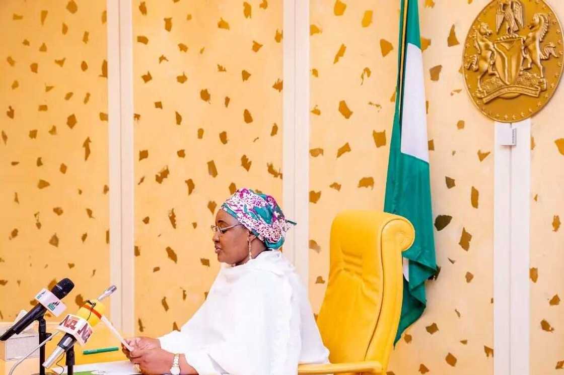 Aisha Buhari: Nigeria's First Lady Spotted Traveling by Train for The First Time Aisha Buhari: Nigeria's First Lady Spotted Traveling by Train for The First Time