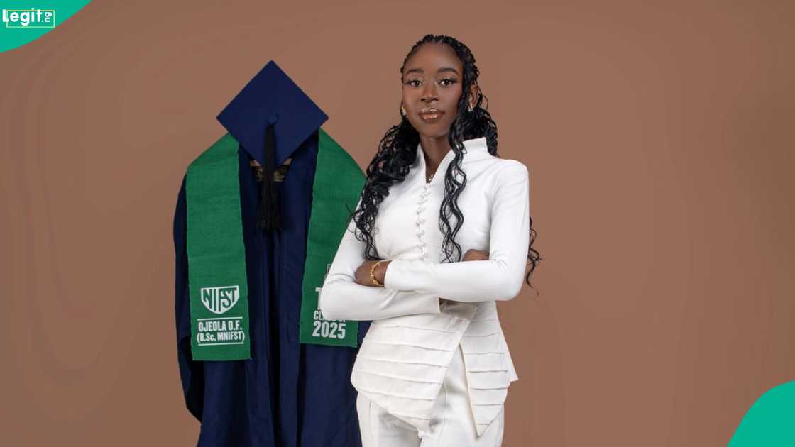 A University of Ibadan student who struggled in 100 level finally bags degree.