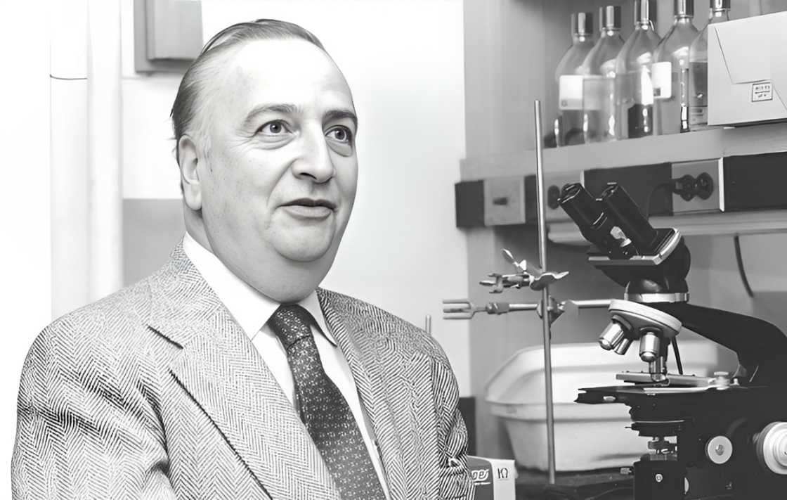 Baruj Benaceraff pictured sitting in a laboratory. Baruj Benaceraff pictured sitting in a laboratory.