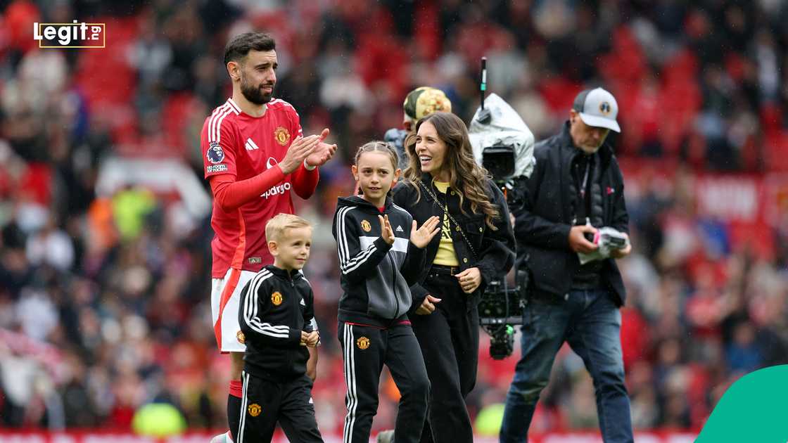 Bruno Fernandes, Manchester United, Ana Pinho, Old Trafford, Aston Villa. Bruno Fernandes, Manchester United, Ana Pinho, Old Trafford, Aston Villa.