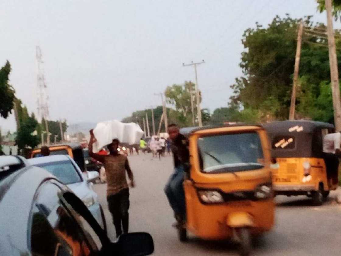 Mutum 5 sun mutu yayin rabon kuɗin da suka tsinnta a ma'ajiyar kayan tallafin korona Mutum 5 sun mutu yayin rabon kuɗin da suka tsinnta a ma'ajiyar kayan tallafin korona