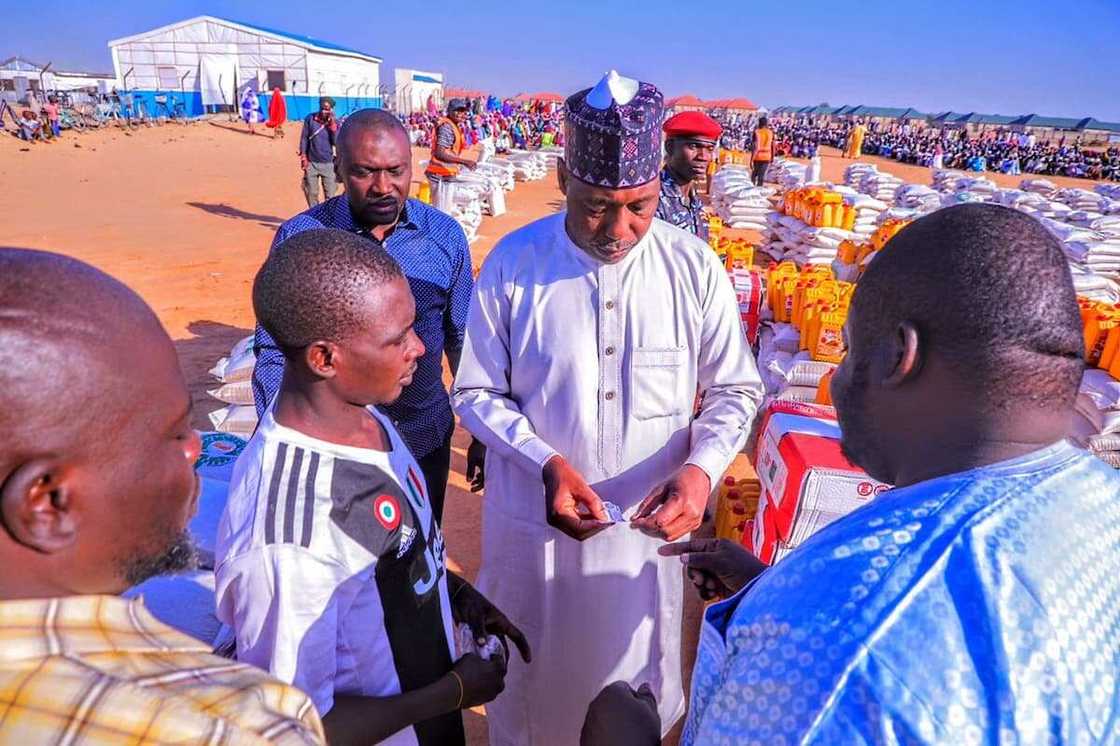 Hotunan Zulum a sansanin 'yan gudun hijira na Bakassi, ya bai wa masu komawa gida N.5b