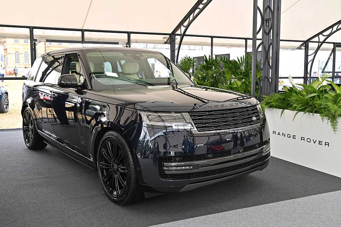 A Land Rover - Range Rover LWB Autobiography displayed at Blenheim Palace.