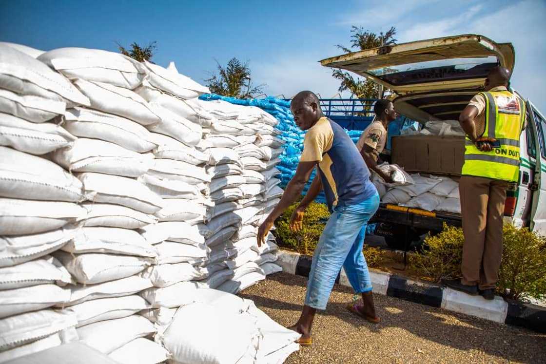 Buhari ya ce babu shiga babu fita a Legas da Abuja, amma zasu cigaba da raba kudade Buhari ya ce babu shiga babu fita a Legas da Abuja, amma zasu cigaba da raba kudade