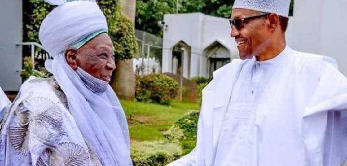 Buhari ya jinjina ma ma’aikatan kiwon lafiya da suka kula da Sarkin Daura Buhari ya jinjina ma ma’aikatan kiwon lafiya da suka kula da Sarkin Daura