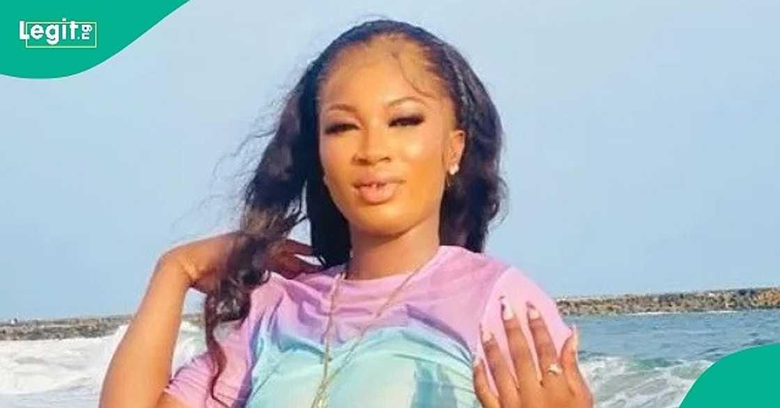 Bride in pain as sister-in-law allegedly withholds all the money sprayed on her during wedding. Bride in pain as sister-in-law allegedly withholds all the money sprayed on her during wedding.