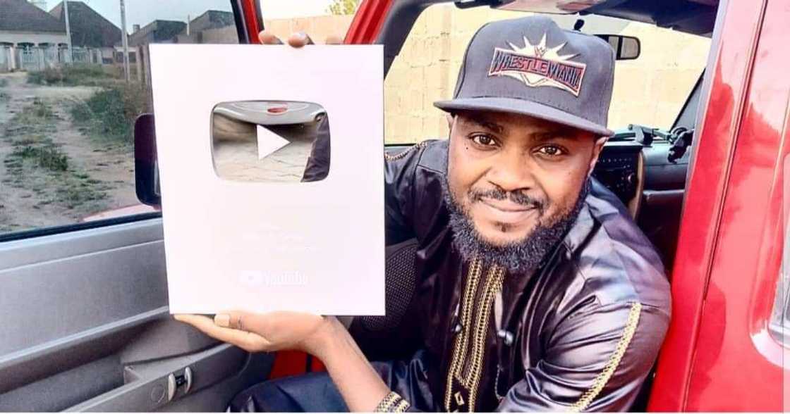 Adam A Zango ya zama jarumin farko da kamfanin YouTube ya karrama da kambun azurfa Adam A Zango ya zama jarumin farko da kamfanin YouTube ya karrama da kambun azurfa