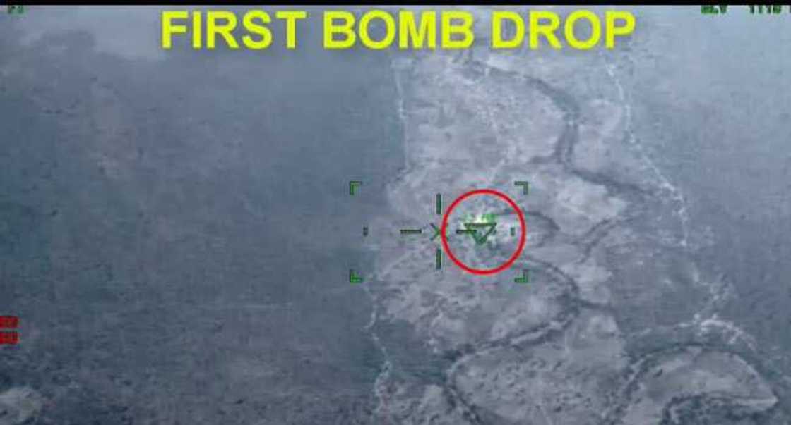 NAF ta yi wa 'yan Boko Haram ruwan bama-bamai a dajin Sambia (Hotuna) NAF ta yi wa 'yan Boko Haram ruwan bama-bamai a dajin Sambia (Hotuna)