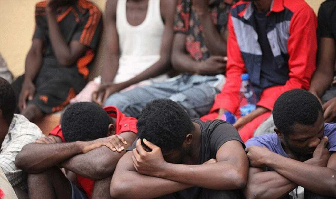 Hotuna: 'Yan sanda sun yi holen 'yan fashi da makami da masu garkuwa a Abuja Hotuna: 'Yan sanda sun yi holen 'yan fashi da makami da masu garkuwa a Abuja