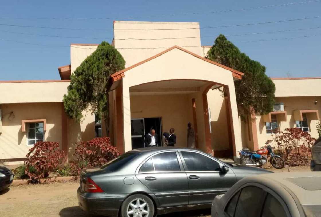 An fasa kotun da ake zaman shari'ar Sarkin Zazzau tare da tarwatsa ofishin alkali An fasa kotun da ake zaman shari'ar Sarkin Zazzau tare da tarwatsa ofishin alkali