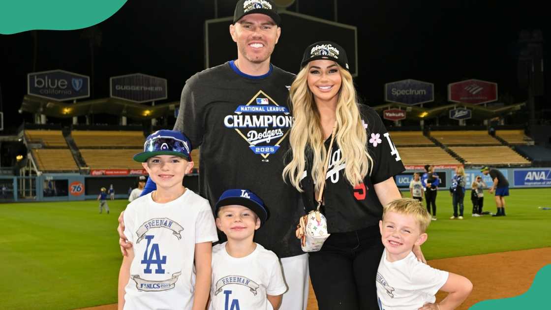 Freddie Freeman with his wife and their children.