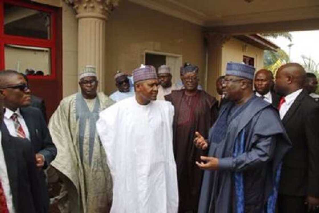 Dangote, Ahmad Lawan da wasu manyan Najeriya sun hallarci daurin auren diyar Gwamna Sule (Hotuna) Dangote, Ahmad Lawan da wasu manyan Najeriya sun hallarci daurin auren diyar Gwamna Sule (Hotuna)