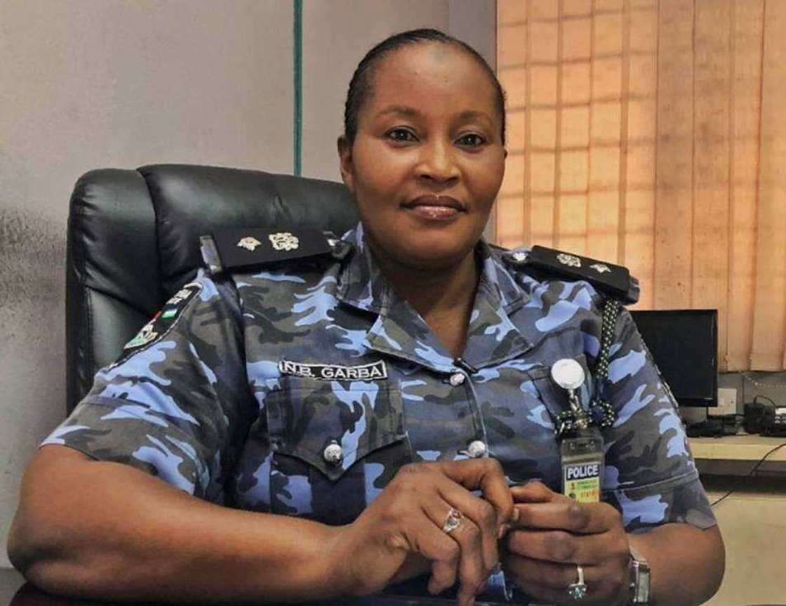 Kallabi tsakanin rawuna: Ku sadu da CSP Nana Bature Garba, wata jarumar 'yar sanda daga Arewa Kallabi tsakanin rawuna: Ku sadu da CSP Nana Bature Garba, wata jarumar 'yar sanda daga Arewa