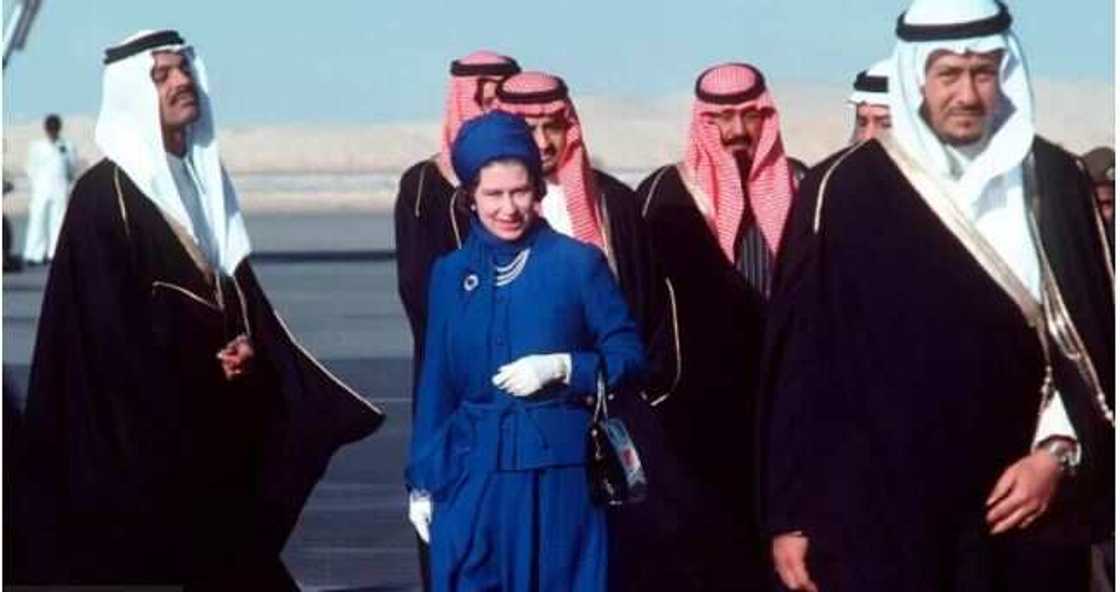 Queen Elizabeth II/Dressing Queen Elizabeth II/Dressing