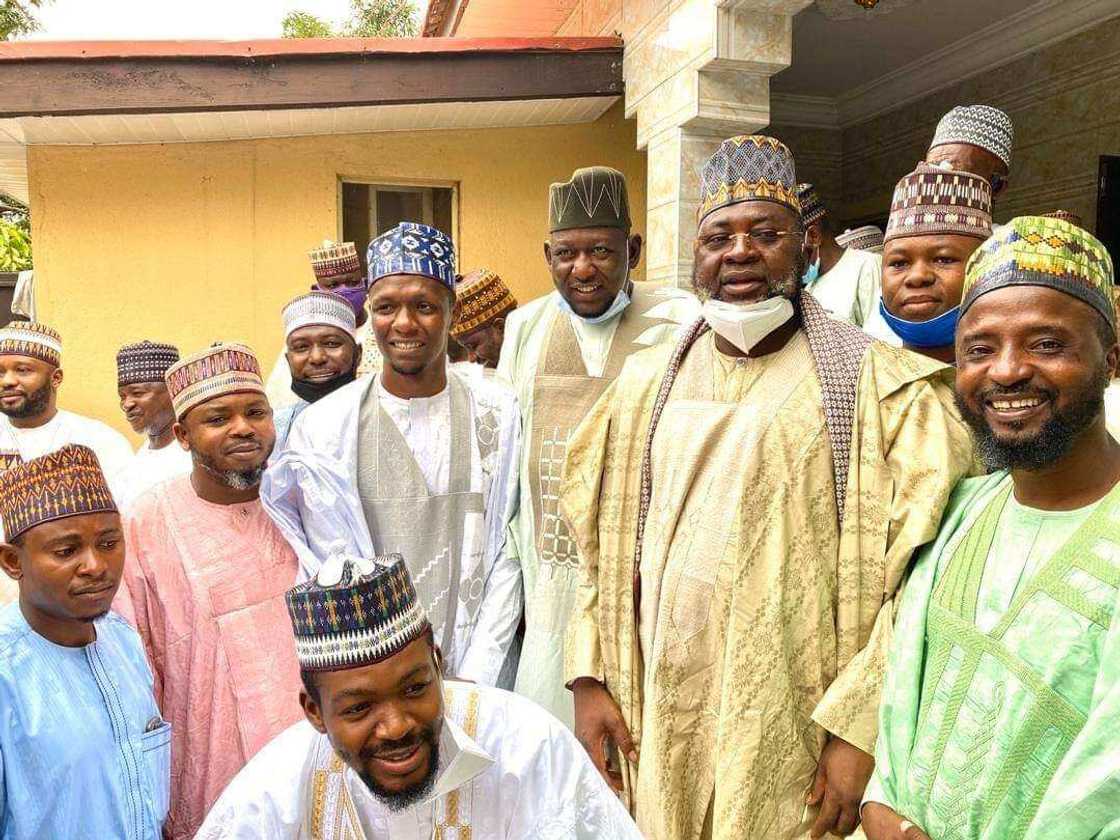 Manyan Malamai sun halarci taron daurin auren 'dan marigayi Sheikh Ja'afar (Hotuna) Manyan Malamai sun halarci taron daurin auren 'dan marigayi Sheikh Ja'afar (Hotuna)