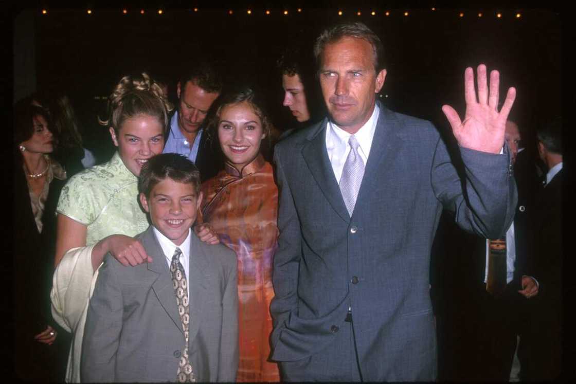 Kevin Costner et les enfants Lily, Annie, Joe (Photo de SGranitz/WireImage) Kevin Costner et les enfants Lily, Annie, Joe (Photo de SGranitz/WireImage)