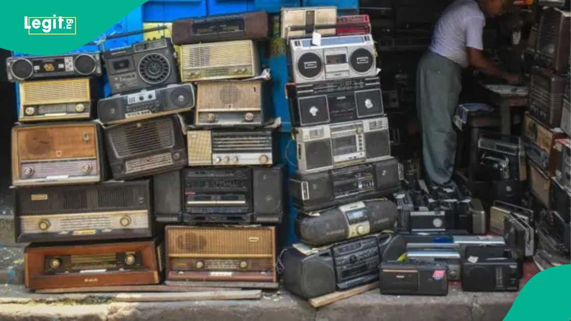 Sana'ar gyara da sayar da rediyo ta durkushe saboda zuwan wayoyin hannu Sana'ar gyara da sayar da rediyo ta durkushe saboda zuwan wayoyin hannu